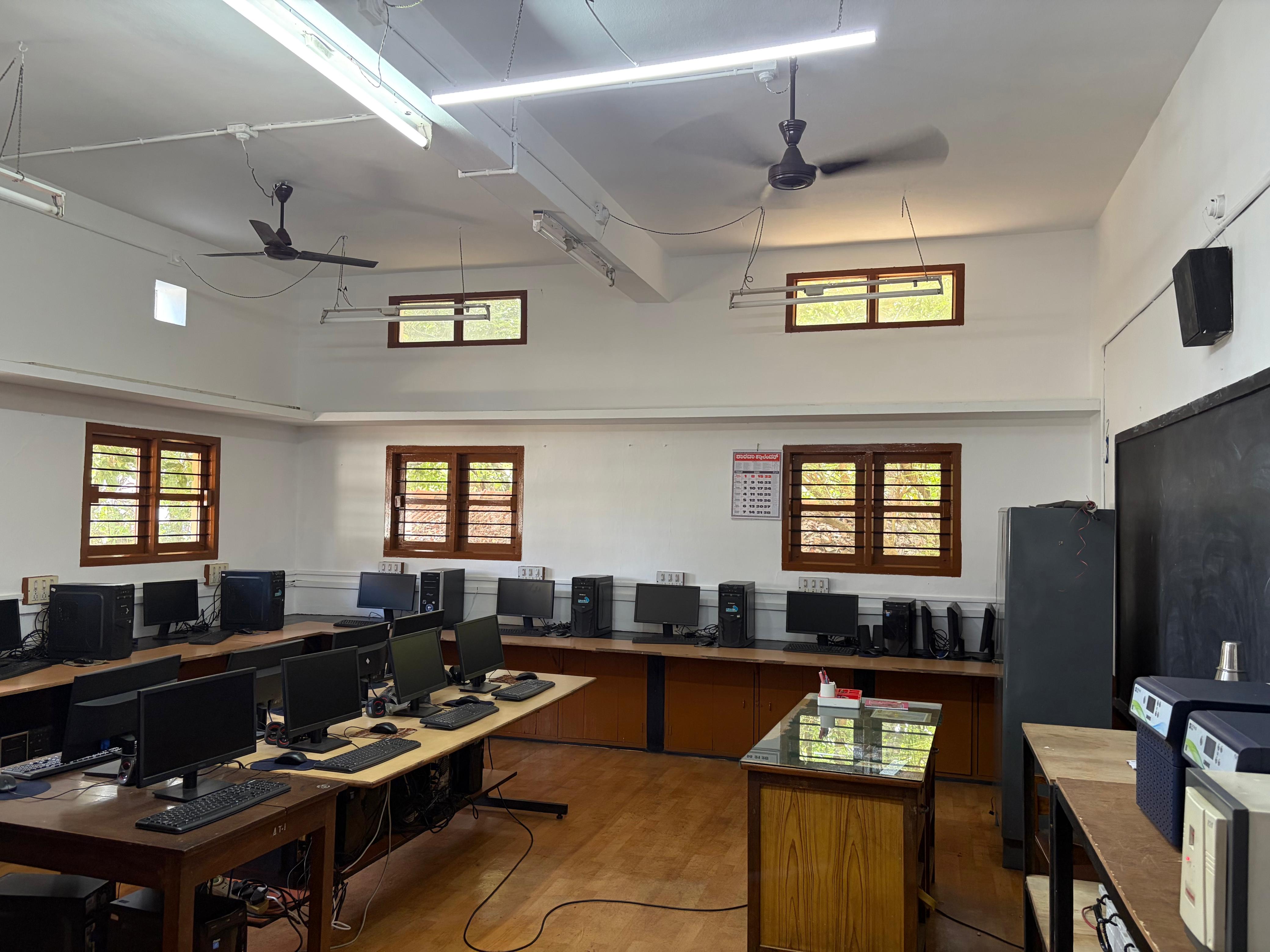 Computer lab at Chinmaya School